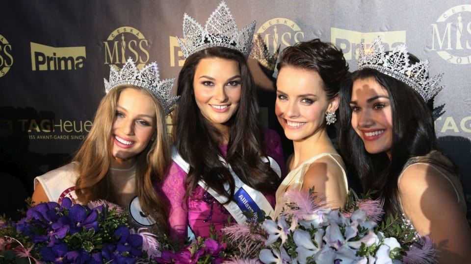 II. vicemiss Karolína Mališová, Česká Miss Nikol Švantnerová a I. vicemiss Andrea Kalousová s Gabrielou Kratochvílovou